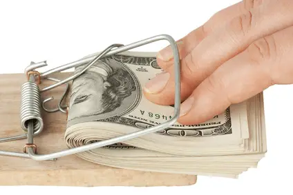 Composición infográfica sobre los errores psicológicos y técnicos más comunes al invertir dinero - DineroClaro