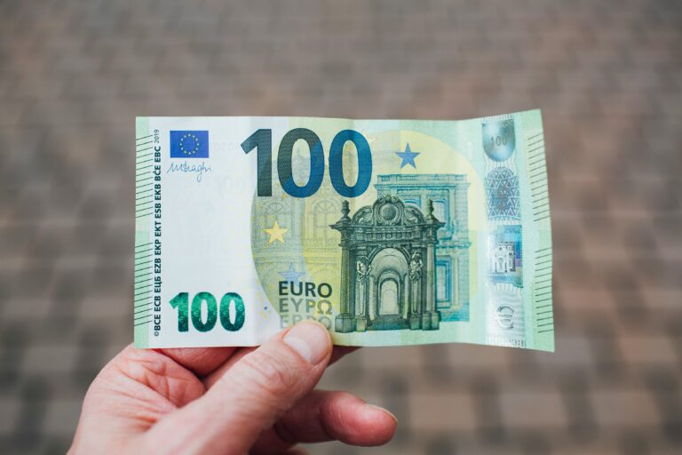 Cómo invertir 100€ al mes en fondos indexados desde España (Guía real)